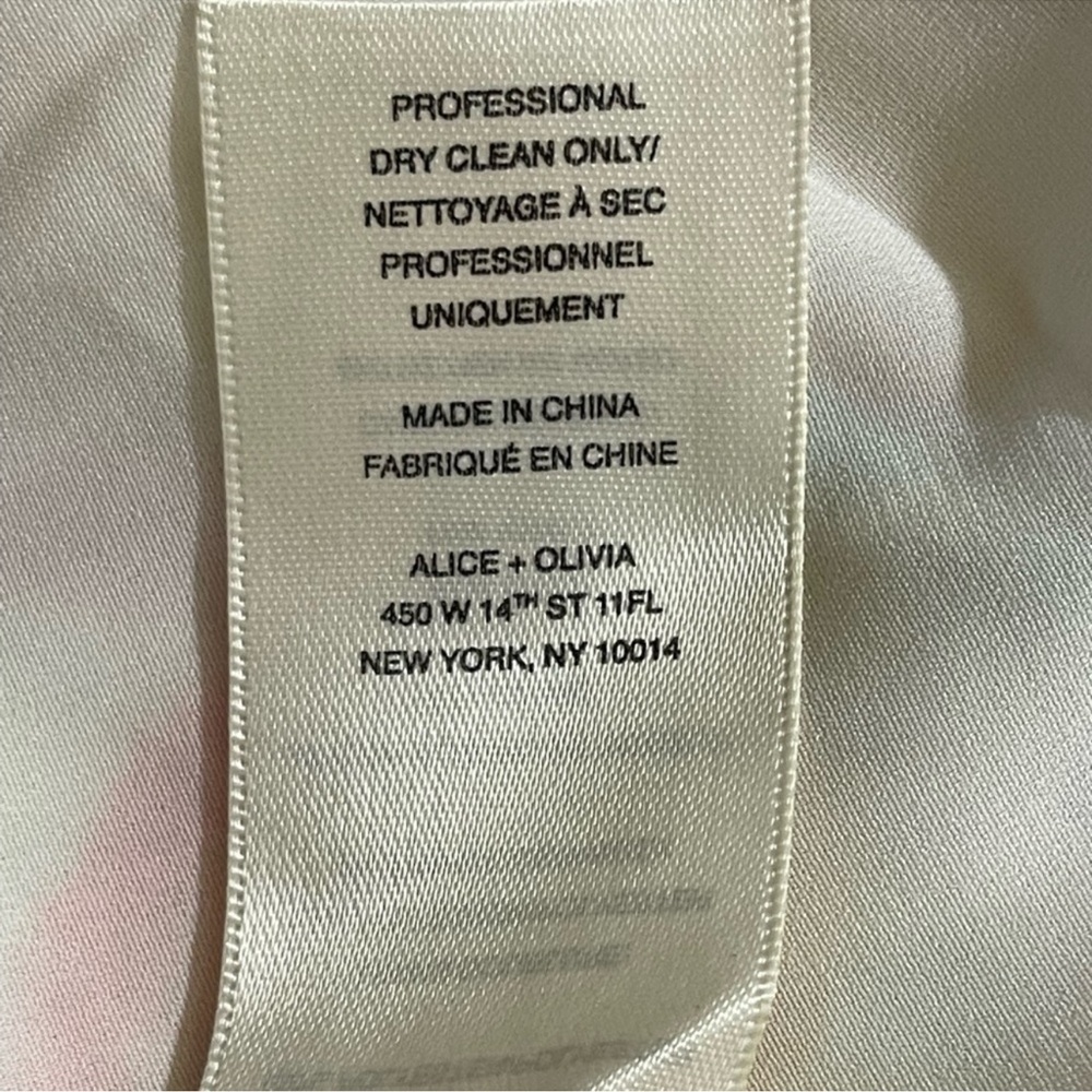 Alice and Olivia NWT watercolor skirt.
Size 4 - Picture 11 of 11